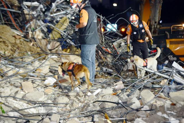 9일 오후 4시 22분쯤 광주 동구 학동 재개발지역에서 철거 중이던 5층 건물 1동이 붕괴, 도로를 달리던 시내버스가 매몰되는 사고가 발생했다. 뉴스1