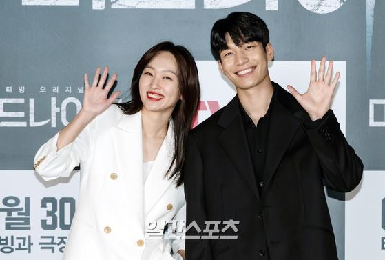 Actor Jin Ki-joo and Wi Ha-joon attended the production report of the movie Midnight Run which was broadcast live on 9th day.The film Midnight Run (director Kwon Oh-seung) is a powerful mute chase thriller that struggles as the deaf minor (Jin Ki-joo), who witnessed a midnight murder, becomes the new target of a two-faced serial killer schema, with Jin Ki-joo, Wi Ha-joon, Park Hoon, Kim Hye-yoon and others performed enthusiastically.30 days.