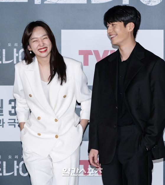 Actors Jin Ki-joo and Wi Ha-joon attended the production report of the movie Midnight Run which was broadcast live on the 9th.The film Midnight Run (director Kwon Oh-seung) is a powerful mute chase thriller that struggles as the deaf minor (Jin Ki-joo), who witnessed a midnight murder, becomes the new target of a two-faced serial killer schema, with Jin Ki-joo, Wi Ha-joon, Park Hoon, Kim Hye-yoon and others performed enthusiastically.30 days.