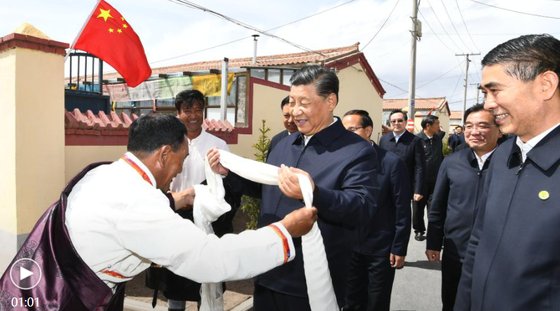 시진핑 중국 국가 주석이 9일 티베트 주민들이 사는 마을을 현지 시찰하는 모습. [CGTN 캡처]