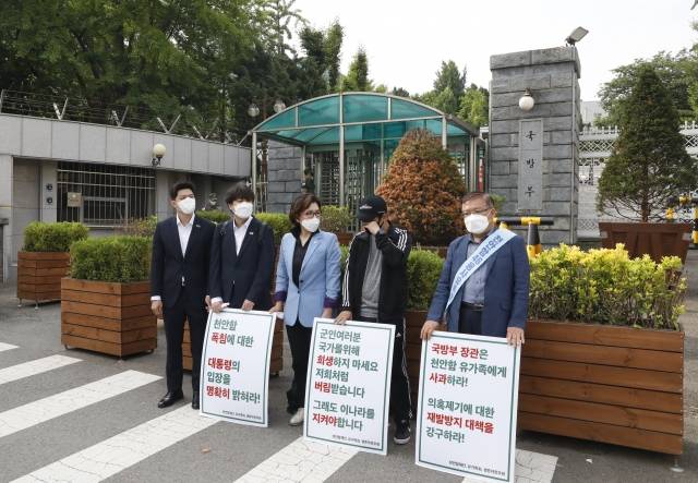 9일 서울 국방부 앞에서 진행된 피켓 시위에 동참한 이준석 후보. 뉴시스