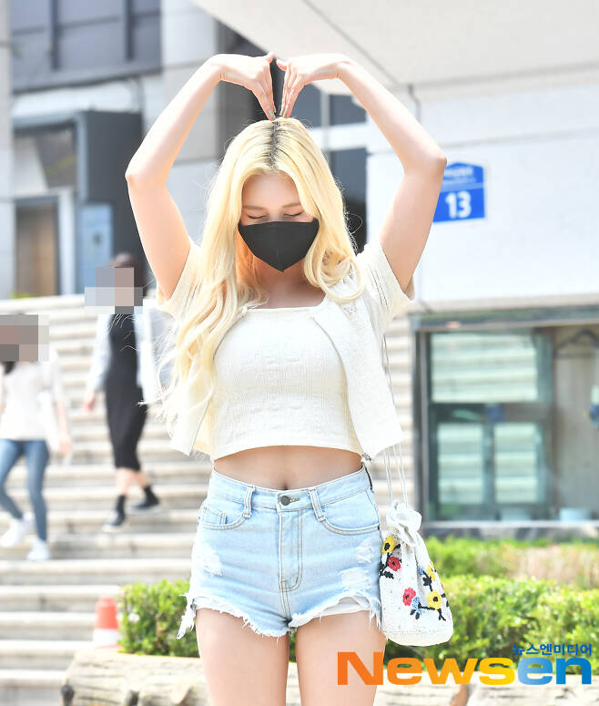 WJSN Dayoung is heading to KBS Broadcasting Station in Yeongdeungpo-gu, Seoul for the broadcast recording schedule on June 9th.