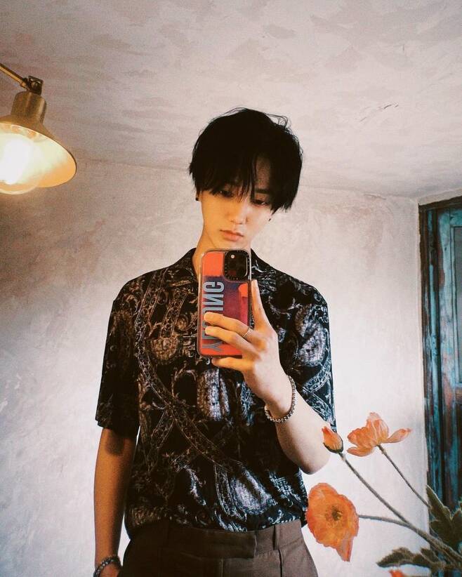 Super Junior Yesung showed off his incredible warmth in his 30s.Yesung uploaded a picture to his Instagram on June 9.In the photo, Yesung is taking a mirror selfie in a unique shirt, which thrilled fans with a perfect V-line and charming eyes.The netizens who saw this responded such as My brother is so handsome, It is more cool, Thank you for uploading the picture.Yesung made his debut as Super Junior in 2005; Super Junior, to which Yesung belongs, was featured in the series: Miracle, Sorry, Sorry, and Mr.Simple, PLAY and others have been released.Yesung is meeting with fans as a solo singer as well as group activities.