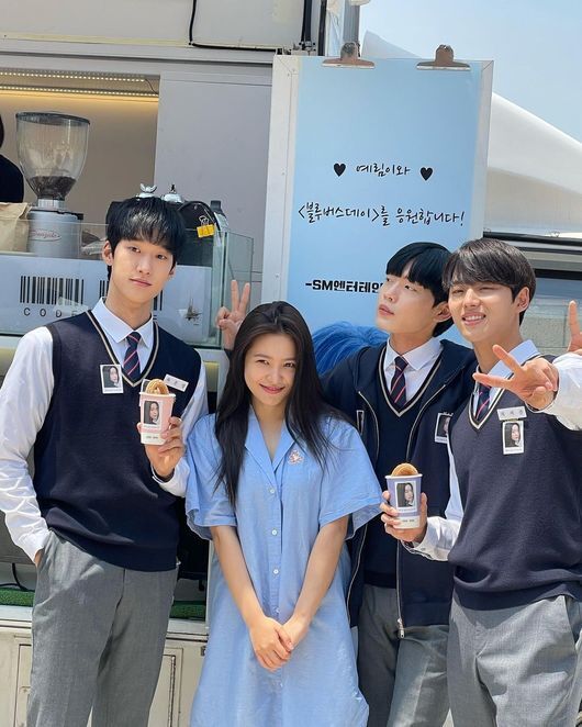 REDVelvet Yeri flaunts Pentagon Yang Hong-seok and sweet chemiOn the afternoon of the 9th, REDVelvet Yeri posted several selfies on his personal SNS, saying, Thank you for our company #Bluebus Day # Oharin # smchan.In the photo, REDVelvet Yeri received a snack car from his agency SM Entertainment at the playlist digital drama Blue Bus Day.Yeri showed off her refreshing vibe as she perfected her bright blue-colored dress.In particular, Pentagon Yang Hong-seok posed for a snack while kneeling at REDVelvet Yeri and laughed.In addition, Yeri and Yang Hong-seok raised expectations for the broadcast, foreshadowing the fantasy chemistry with fellow actors appearing together on Blue Bus Day.Meanwhile, the playlist digital drama Blue Bus Day, starring REDVelvet Yeri and Pentagon Yang Hong-seok, will be aired on All Summer.REDVelvet Yeri SNS