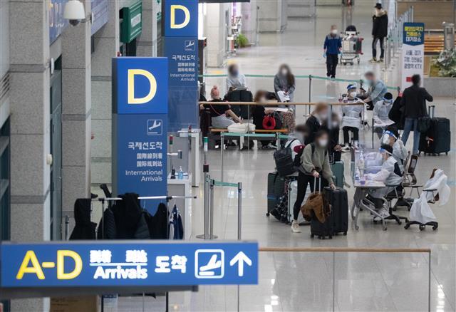 7일 오후 인천국제공항 제1여객터미널에서 해외입국자들이 공항을 나서고 있다. 2021.2.7 뉴스1