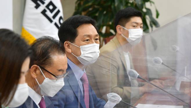 김기현 국민의힘 당 대표 대행 겸 원내대표가 10일 국회에서 열린 비상대책위원회의에 참석해 발언을 하고 있다. 공동취재사진