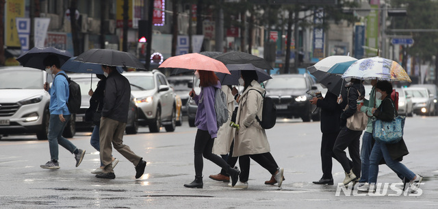 [서울=뉴시스]조수정 기자 = 비가 내리는 지난달 28일 오전 서울 중구 을지로에서 시민들이 우산을 들고 출근길 발걸음을 재촉하고 있다. 2021.05.28. chocrystal@newsis.com