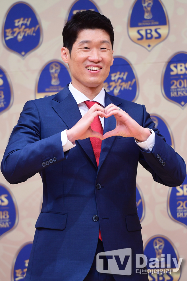 Former SBS announcer Kim Min-ji has revealed his anger at the over-the-top Witch-hunt about husband Park Ji-sung.Kim Min-ji announced his position on the Winston Chao controversy of Park Ji-sung after the late Incheon United coach Yoo Sang-chul died on the community bulletin board of his YouTube channel Kim Min-jis Mandurang on the 9th.Kim Min-ji said, This is not the first time for me. There have been many people who have sent such articles since.He told me to cover and prove the life of a human being who has made his husbands efforts, sincerity, friendship and sadness. In the meantime, most of the absurd demands are caused by the infantile self-centered thinking that the partial article or authentication shot I encountered is the whole of the world.I didnt feel the need to respond, he added.I am sorry, but I do not like to take pictures for certification and display them.And essentially, no matter what your husband does, there is no reason to report to those who do not know who the area of ​​individuals without legal, moral or ethical problems is. Kim Min-ji said, There is a lot going on in a human life, and there is a lot more going on than coming up to sns. What kind of world do those who want to prove their sadness?Please dont make any strange noises, he said, adding a single-hand to the evil spirits.Yoo Sang-chul died at Asan Hospital in Seoul on July 7.In 2019, he was diagnosed with pancreatic cancer and has been struggling with the disease, but he reportedly died after cancer cells spread to his brain.In his death, he expressed his condolences to his colleagues in the soccer world as well as the entertainment industry.Some of them criticized former national soccer player Park Ji-sung for not coming to Yunston Chao of Yoo Sang-chul.Some netizens left a bad note on the Instagram and YouTube of their wife Kim Min-ji instead of Park Ji-sung, who does not do SNS.Currently, Park Ji-sung lives in London, England. Even if he enters the country, he has to be self-isolated for two weeks.Therefore, it is virtually impossible to visit the mortuary for the condolences of Yoo Sang-chul.The innocent Witch-hunt of the netizens who did not know this situation is frowning.From one day on, the Witch-hunt for celebrities is never ceased.Ignorance and unfaithful attitudes deserve to be criticized, but the attitude of blaming the fragments and blaming them can be a big hurt to the party.Also, controversial and irresponsible comments like or not are also making our society even more bruised: indiscriminate Witch-hunt from inferiority. Now it has to stop.