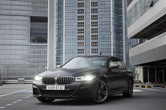 BMW의 M 퍼포먼스 모델, M550i xDrive는 강력한 성능과 여유로운 감성을 동시에 누릴 수 있다.