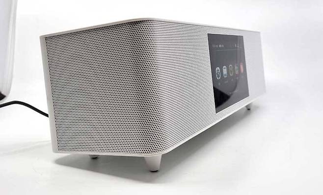 본체 전면이 대각선 위쪽을 향하고 있다