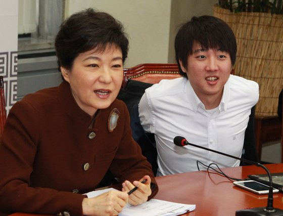 2012년 3월 12일 새누리당 비대위 회의 당시 모습. 왼쪽은 박근혜 당시 비대위원장, 오른쪽이 당시 비대위원으로 발탁된 이 대표다. 중앙포토