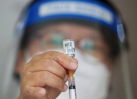 10일 오전 경기도 수원시의 한 위탁의료기관에서 간호사가 얀센 백신 분주작업을 하고 있다. 뉴스1