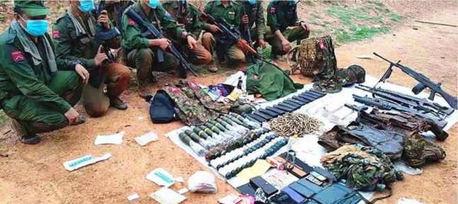 아라칸반군(AA)이  미얀마군 11명을 사살했다고 밝히며 노획한 무기들을 보여주고 있다. 사진 이라와디