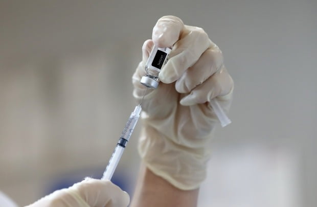 인천의 한 병원에서 일부 백신 접종자들에게 AZ 백신을 정량 이하로 투여한 것으로 드러났다. /사진=연합뉴스