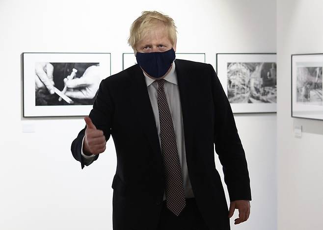보리스 존슨 영국 총리가 10일(현지시간) 한 미술관을 방문한 자리에서 자원봉사자들을 향해 엄지손가락을 치켜 세우고 있다. [AP]
