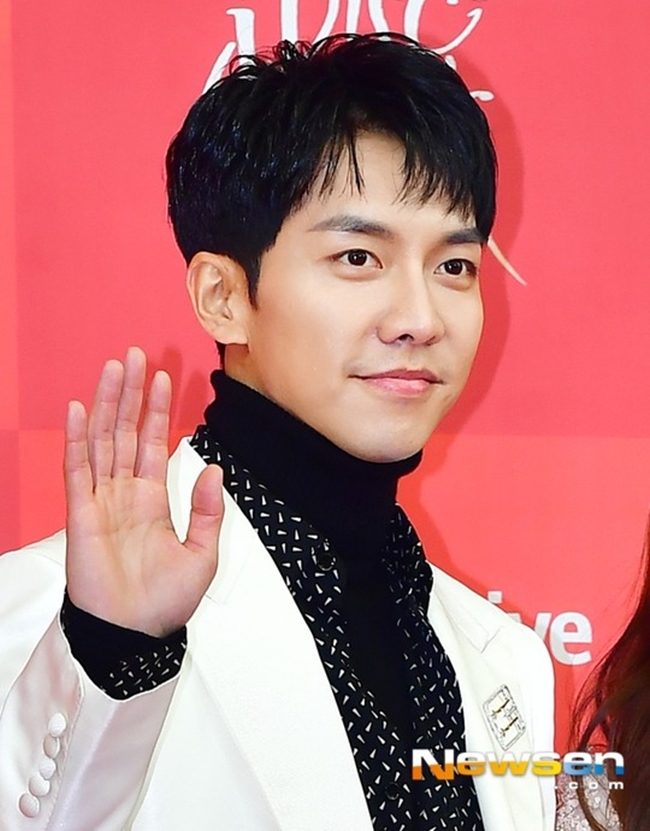 Singer and actor Lee Seung-gi has returned to the HOOK ENTERTAINMENT with her debut.HOOK ENTERTAINMENT announced on June 10 that it will continue to sign a management contract with Lee Seung-gi once again and continue to support active work activities as in the past 17 years.Earlier, Lee Seung-gi founded a one-person agency, Human Maid, and declared independence; leaving the 17-year-old HOK ENTERTAINMENT to choose his own initiative.At the same time, Lee Da-in, an actor, and his wife, Lee, were rumored to have been involved in the same period. A few days later, they officially recognized their devotion through Human Mait.While Lee Seung-gi left his agency and acknowledged his devotion, fans are also facing a backlash.Some fans made clear their stance against Lee Da-in and his devotion through a truck protest in front of Lee Seung-gis home last month.The reason is that the oral tradition of Lee Da-ins stepfather continues, and that the party cannot support a meeting criticized for controversy, not Lee Seung-gi.As he has been loved for 17 years since his debut, Lee Seung-gi has been a fatal blow to his public devotion.Criticism and concern continued, and Lee Seung-gi eventually returned to the arms of HOK ENTERTAINMENT, while maintaining the one-person agency.HOOK ENTERTAINMENT takes on management support for Lee Seung-gi.As stated in the official position, it emphasized independence for Lee Seung-gi, who is preparing a new Top Model as a one-person agency, but it is virtually a renewal contract that is no different from the previous one.This judgment is based on the analysis that it is to cope with various noises that have been made at the same time as the recognition of devotion.Lee Seung-gi made his debut in 2004 with his debut song My Girl and was recognized for his outstanding singing ability.In addition to the singers main business, he also achieved remarkable achievements in each field by Top Model in entertainment and acting.Lee Seung-gi, who was widely loved by both men and women without any common nonsense, has had 20 days more than ever since his debut.Lee Seung-gi, who has returned to his home, is drawing attention to what he will do in the future.
