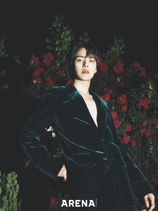 Monsta X (MONSTA X) Democratic reform has released a pictorial of a sensual mood.Fashion magazine Arena Homme Plus unveiled a photo cut of Monsta X Democratic reform, which is actively performing with its new song GAMBLER, on the 11th.The Decramic reform in the public picture is standing in front of the discolored Rose and showing sensual expressions and poses, capturing the attention.Sometimes the dreamy and chic man, sometimes the democratic reform that expresses the pure boy, attracted the viewers with the charm of reversal.In an interview after the photo shoot, the Democratic reform said, Rose is a flower that means love.The Decramic reform, famous for its fans love of Cetaceans and Rose, said, I want to be able to carry a lot of loved ones, like Rose above Cetaceans.On the recently released Monsta X ninth mini album One Of A Kind, the Democratic reform introduced it as the only album with a higher participation than ever.He also prided himself on explaining the title song GAMBLER, which was created by Juheon, as a sophisticated and rich song that hits more heavily than the existing Monsta X song.The entire picture and interview of the Monsta X Democratic reform can be found in the July issue of Arena Homme Plus.On the other hand, Monsta X, a group of Decramic reform, released its ninth mini album One Of A Kind on the 1st and continues its active activities with its title song GAMBLER.Photo: Arena Homme Plus