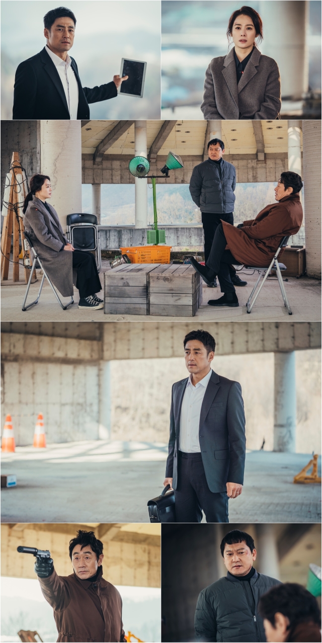 The gilt drama Undercover (directed by Song Hyun-wook, the playwrights Song Ja-hoon and Baek Cheol-hyun, production company Kahaani TV and studio) will be broadcast on the 12th, with limited Express (Ji Jin-hee), Choi Yeon-su (Kim Hyun-joo), Lim Hyung-rak (Heo Joon-ho), and Doyoung Girl The scene of the lion face-to-face, which is sensitive to the battle between Jung Man-sik, was revealed.The focus is on the final round to determine their fate.In the last broadcast, Limited Express and Choi Yeon-su had their last game.Limited Express infiltrated the NISs keynote room and got a tablet PC, while Choi Yeon-su uncovered election irregularities marred by illegal and turbulent.However, Lim Hyung-rak, who sensed his Danger, fired back indiscriminately.Oh Pil-jae (Kwon Hae-hyo) was shot down and collapsed, and Ghost agent Chun Woo-jin (Kim Dong-ho) appeared in front of Choi Yeon-su, doubling tension.In the meantime, Choi Yeon-su is caught in the surveillance of Lim Hyung-rak and Doyoung Girl.A ruffled hair, a scar on the face and a red laser light sniping at the chest make his Danger guess.In the ensuing photo, only one person to save Choi Yeon-su, the appearance of Limited Express, reverses the Bunger.What I pulled out of the question bag is a tablet PC containing Lim Hyung-raks heinous actions.Limited Express and Choi Yeon-su, which Lim Hyung-rak used as their own pawns, raise questions about the ending of the breathtaking nervous breakdown over tablet PCs.In the final episode, which airs today (12th), the fight to take on tablet PCs, the only evidence to capture Lim Hyung-rak, is hot.Limited Express, Choi Yeon-su and family changes that were catastrophic are also expected to be drawn. Undercover crew said, The counterattack and reversal are swirling until the end.Please watch the end of Limited Express, Choi Yeon-sus fate, and Lim Hyung-rak, the backbone of evil, who threw everything to protect what is precious.Meanwhile, the final episode of Undercover will air today (12th) at 11 p.m.(Photo service: Kahaani TV and Studios)(Mobile Operations Team)