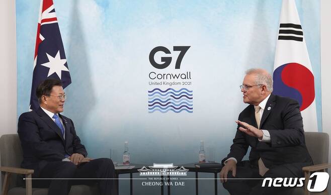 G7(주요 7개국) 정상회의에 참석 중인 문재인 대통령이 12일(현지시간) 영국 콘월 시내 한 호텔에서 스콧 모리슨(Scott Morrison) 호주 총리와 양자회담을 하고 있다. (청와대 페이스북) 2021.6.12/뉴스1