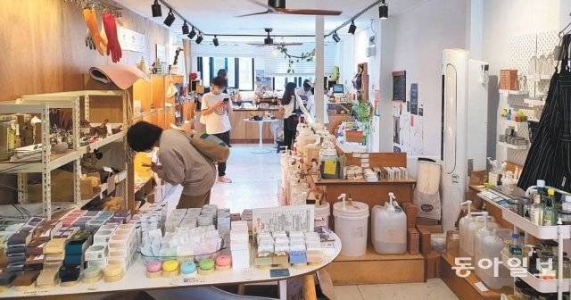 5일 오후 서울 마포구 ‘알맹상점(알맹)’을 찾은 시민들이 가게를 둘러보고 있다. 알맹은 플라스틱 튜브를 사용하지 않아도
되는 고체 치약과 대나무 칫솔, 필요한 만큼 덜어서 사 가는 화장품과 세제 등을 판매하는 ‘제로 웨이스트’(쓰레기 없는) 가게다.
1년 전 알맹이 문을 연 이후 국내 제로 웨이스트 가게는 2개에서 90여 개로 급증했다. 강은지 기자
kej09@donga.com