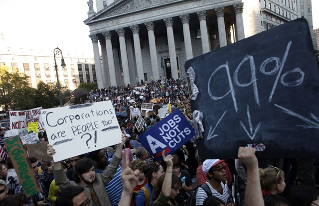 2011년 10월 5일 미국 뉴욕 폴리광장에서 진행된 노동조합 시위. 99%를 자칭하는 플래카드가 눈에 띈다. AP 연합뉴스 자료사진