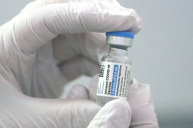 신종 코로나바이러스 감염증(코로나19) 얀센 백신접종 이틀째인 지난 11일 오전 서울 종로구의 한 의원에서 의료진이 얀센 백신을 들어보이고 있다. 뉴스1