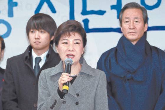 2012년 한나라당 신년 회에서 박근혜 비대위원장의 발언을 듣고 있는 이준석 대표. [중앙포토]