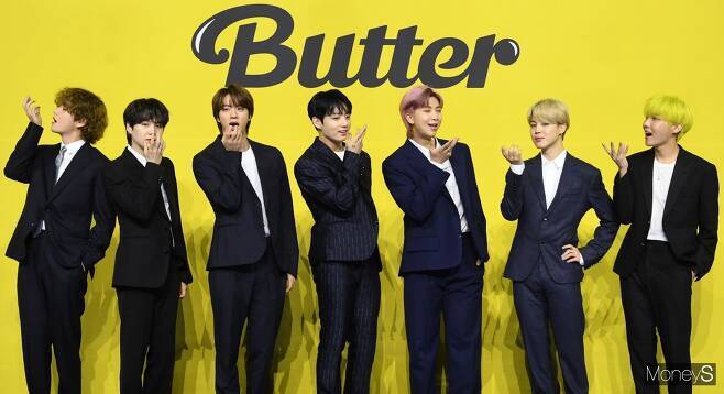 방탄소년단(BTS) 이 지난 5월21일 서울 송파구 방이동 올림픽공원 올림픽홀에서 열린 새 디지털 싱글 'Butter(버터)' 발매 기념 글로벌 기자간담회에 참석해 포즈를 취하고 있다. / 사진=장동규 기자