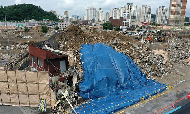11일 오전 광주 학동 재개발지역 철거건물 붕괴 사고 조사가 진행되고 있다. 연합뉴스