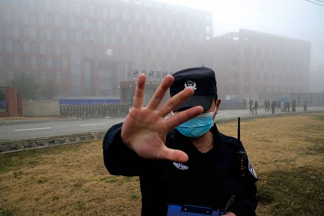 2월3일 중국 후베이성 우한에 세계보건기구(WHO) 팀이 방문해 코로나19 바이러스의 발생 원인을 조사했다. 사진은 중국의 보안요원이 WHO 조사단과 동행한 기자들의 현장 출입을 저지하는 모습 ⓒAP 연합