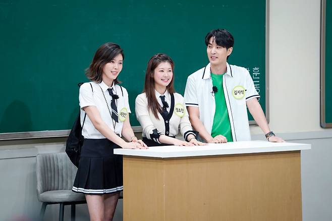 According to JTBC on December 12, JTBC entertainment program Knowing Bros will feature JTBC new drama Monthly House starring actors Chae Jung-an, Kim Ji-seok and Jung So-min as former students.In the recent Knowing Bros shooting, Kim Ji-Seok attracted attention by introducing his past relationship with Knowing Bros member Kang Ho-dong.He said Kang Ho-dong made his entertainment character Bad Boy during the MTV Video Music Award for Best New Artist.As soon as the episode seemed to end with a warm hearted story, Kim Ji-seok laughed at the end of the story by mimicking the appearance of Kang Ho-dong, who had manipulated him (?).Kim Ji-seok also likened the appearance of Kang Ho-dong at the time to like a racehorse and gained sympathy from everyone.
