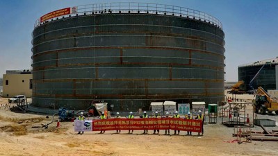 Mohammed bin Rashid Al Maktoum 태양광 발전 단지 4단계의 Parabolic Trough Plant-II (PT2)를 위한 첫 번째 용융염 탱크 하이드로 테스트를 완료하며, 이를 축하하는 현장 직원들 (PRNewsfoto/Shanghai Electric)
