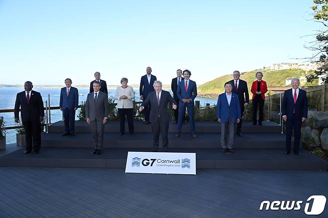 G7 정상회의 참석차 영국을 방문한 문재인 대통령(앞줄 오른쪽 두 번째)이 12일(현지시간) 영국 콘월 카비스베이 양자회담장 앞에서 참가국 정상들과 기념사진을 촬영하고 있다.(G7 정상회의 제공) 2021.6.13/뉴스1