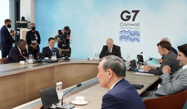 G7 정상회의 참석차 영국을 방문 중인 문재인 대통령이 13일(현지시간) 영국 콘월 카비스베이에서 열린 \