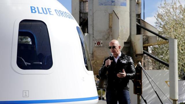 제프 베이조스 아마존 및 블루오리진 최고경영자(CEO)가 블루오리진의 우주여행 캡슐을 설명하고 있다. 로이터 연합뉴스
