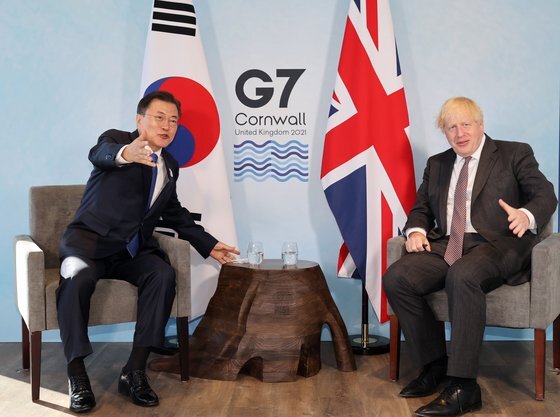 G7 정상회의 참석차 영국을 방문 중인 문재인 대통령이 13일(현지시간) 영국 콘월 카비스베이에서 열린 보리스 존슨 영국 총리와 양자회담에서 대화하고 있다. 연합뉴스
