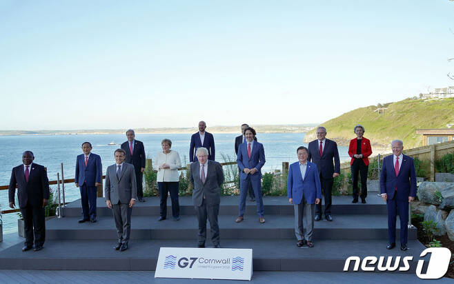 (서울=뉴스1) = G7 정상회의 참석차 영국을 방문중인 문재인 대통령(앞줄 오른쪽 두 번째)이 12일(현지시간) 영국 콘월 카비스베이 양자회담장 앞에서 참가국 정상들과 기념촬영을 하고 있다.(청와대 제공) 2021.6.13/뉴스1