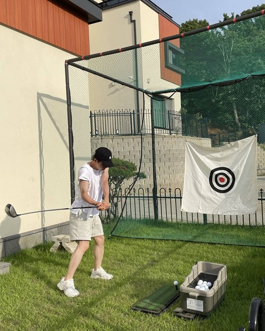 Comedian Park Sung-Kwang has made Golf Romang a reality.Park Sung-Kwang wrote on his Instagram account on Thursday: Do #Golftude in House!!!# Romang realization division action  How are you playing well? The photo shows Park Sung-Kwang, who is wearing a Golf tude in a large yard.The netizens who watched this commented on House is so good, Pinish posture is good and besides are so cool.Meanwhile, Park Sung-Kwang married Isoli in August last year.