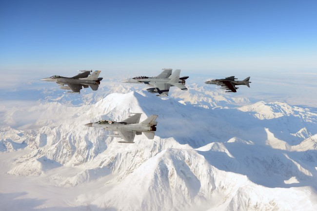한국과 미국, 일본 3국 공군이 참가하는 연합공군훈련 레드플래그가 알래스카 아일슨기지에서 10일(현지시간)부터 오는 25일까지 진행된다. 지난 2015년 레드플래그에 참가한 우리 공군의 KF-16(화면 맨 앞)과 미 공군의 F-16CM, EA-18G 그라울러, AV-8B 해리어. [헤럴드DB]