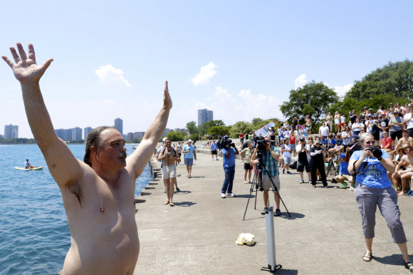 정말로 별 걸 다 보겠다고 댄 오코너의 365번째 입수 장면을 보기 위해 많은 사람들이 모여 들었다.시카고 AP 연합뉴스