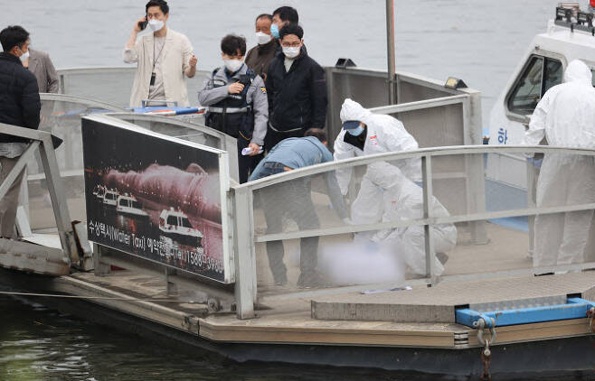 지난 4월30일 오후 서울 반포한강공원 인근 한강에서 구조대원들이 손정민 씨의 시신을 수습하고 있다. (사진=연합뉴스)