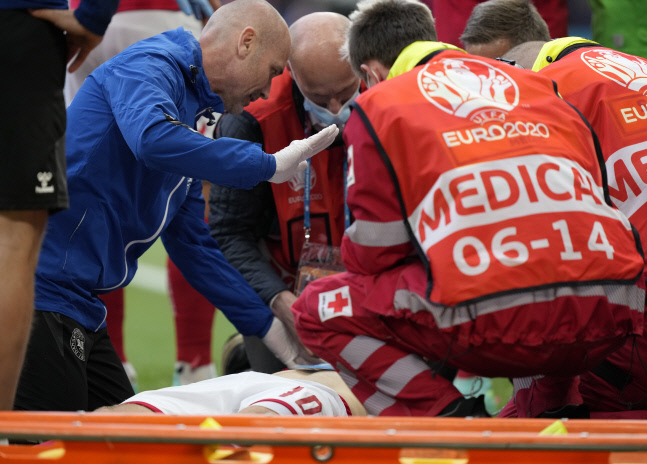 덴마크 대표팀 의료진이 쓰러진 크리스티안 에릭센을 위해 응급처치를 하고 있다. 코펜하겐 | AP연합뉴스