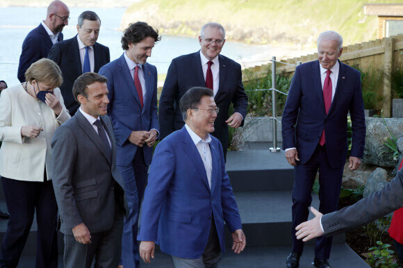 G7 정상회의 참석차 영국을 방문 중인 문재인 대통령이 12일(현지시각) 영국 콘월 카비스베이 양자 회담장 앞에서 참가국 정상들과 기념사진을 촬영한 후 이동하고 있다. 콘웰/연합뉴스