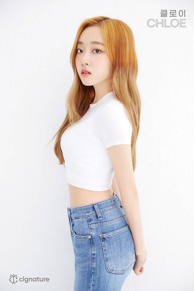 A new member of the girl group Signature has been unveiled.J9 Entertainment posted a profile photo of Dohee and Chloe, who are newly joining Signature members through the official SNS channel on the 14th.In the photo, Dohee and Chloe dressed in white croppies and jeans, showing off clean and clear visuals, but catching their eyes with different charms.First, Dohee predicted a pure and simple image and another anti-war charm with rap and dance positions, and is also attracting attention as a versatile member who is from Hallym High School and has acting skills.He was born in 2002 and will be the youngest member of the team.Chloe was born in 2001 and joined the vocal line as a charming member with large eyelids without double eyelids.It is expected to achieve active communication with global fans as well as singing and dancing as a student at the University of Michigan (Ann Arbor) Department of Data Science.Signature is the first group to be introduced at J9 Entertainment, a girl group label of C9 Entertainment, which includes Yoonha, Lee Seok-hoon, CIX (CIX), and EPEX (Epex).He made his official debut in the music industry last February and received favorable reviews for his unique stage and bright energy.Signature, who announced a fresh start with the joining of Dohee and Chloe, will start a full-fledged comeback in the future.iMBCPhotos Offered: J9 Entertainment