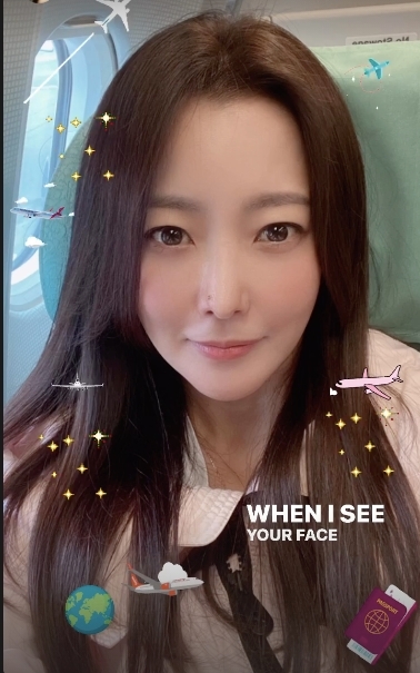 Preservatives Beautiful look ... Shin Yi down the eyebrowsActor Kim Hee-sun showed off her superior beautiful looks that went against the years.Kim Hee-sun posted a picture on his personal Instagram story on Friday.Kim Hee-sun in the public photo is on a flight to Jeju Island.Kim Hee-sun is shooting a selfie as if he was excited about his flight for a long time and captivates his attention by adding a colorful sticker effect.Flaunting long straight hair, Kim Hee-sun boasts a beautiful look for the incredible age of 45, with no wrinkles and perfect features striking.Meanwhile, Kim Hee-sun is resting after SBS Drama Alice and is struggling with his next work.It is said that he is positively reviewing the appearance of tomorrow based on the same name Webtoon.Kim Hee-sun SNS