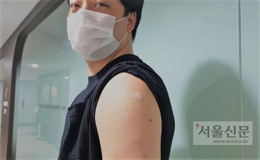 지난 10일 얀센 백신 접종을 마친 기자의 왼팔에 반창고를 붙인 모습.