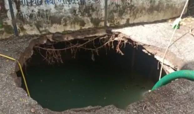 보도에 따르면 사고 지점은 깊이 15m 우물이 있던 자리다. 주택단지를 건설하고 주차장을 만들면서 시공사는 이 100년 가까이 된 우물을 철근 콘크리트로 어설프게 막아두었다. 하지만 이번 폭우로 우물이 휩쓸려 내려가면서 싱크홀 사고가 발생했다.