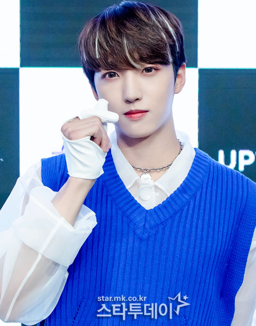 Singer UP10TION has a photo time in the showcase commemorating the release of his second regular album CONNECTION held on Online Live on the afternoon of the 14th.