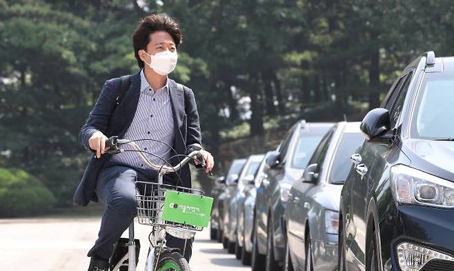 13일 이준석 국민의힘 신임대표가 서울시 공유 자전거 ‘따릉이’를 타고 첫 출근하고 있다.(사진=연합뉴스)