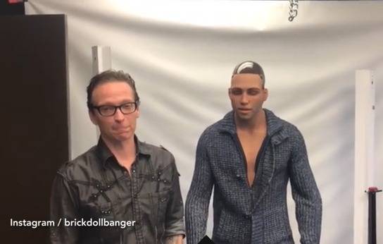 리얼돌 설립자이자 CEO인 매트 맥멀렌(왼쪽)이 남성과 여성 모두가 사용 가능한 섹스 로봇을 소개하고 있다. (인스타그램 갈무리) © 뉴스1